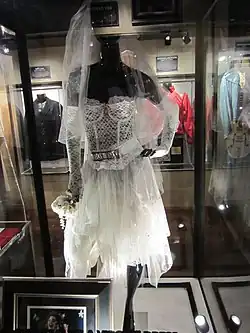 El vestido de la era Like a Virgin exhibido en un Hard Rock Cafe