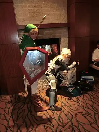 Cosplayers de Link y Sheik. Este personaje ayudó a Link durante su aventura. Se revela que Sheik al final era Zelda disfrazada.