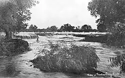 Pequeñas cascadas del río en el centro de Tucsón en 1889.