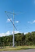 Antena de onda corta periódica, además de la antigua estación de radio de Varberg, Suecia
