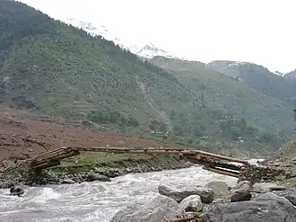 Puente construido con troncos de árbol sobre el río Kunar, en Pakistán.