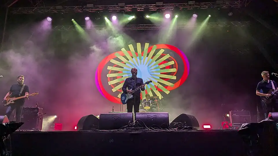 Los Planetas en el concierto 30 aniversario de Super 8 realizado el 20 de julio de 2024 en el AtlanticFest (Villagarcía de Arosa, Pontevedra).