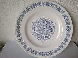 Plato de cerámica blanca con dibujos azules. Fabricado por Los Vargas a mediados del siglo&nbsp;XX.