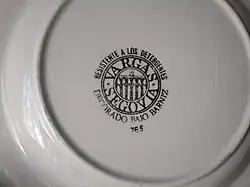 Marca estampada en el reverso de un plato de cerámica blanca con dibujos azules. Fabricado por Los Vargas a mediados del siglo&nbsp;XX.
