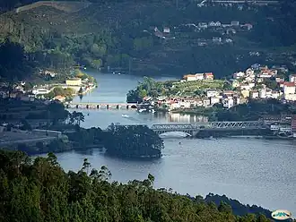 Illote con Pontesampaio ao fondo.