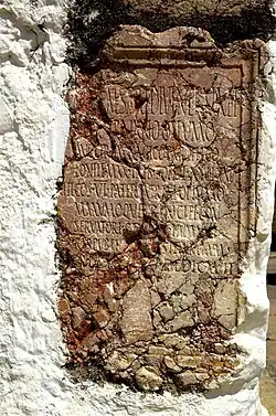 Detalle de las losas de la torre de la iglesia