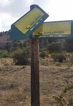 Señalización de una de las rutas des valle del río Pirón, esta une Losana de Pirón con la Cueva de la Vaquera