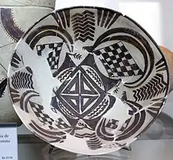 Plato con decoración geométrica y cuatro íbices.