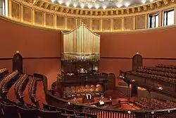 Interior de la Iglesia Metodista de Lovely Lane en Baltimore