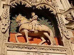 Flanqueada por pináculos, la estatua ecuestre de Luis XII sobre la entrada al château de Blois.