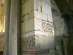 Dos frisos romanos reutilizados en la basílica de Saint-Just en Valcabrère.