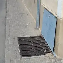 Fotografía de una lumbrera de una Cueva bodega de Tomelloso ccon tapadera
