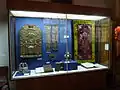 Componentes y ornamentos de la Torá, incluyendo coronas y pectorales, exhibidos como «judaica» en el Museo de la Religión en Lviv (Lwow), Ucrania, 2010.
