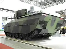 Vista trasera de tres cuartos del Lynx KF31 como se muestra en IDET 2017 en la República Checa.