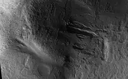 Barrancos en el cráter Lyot, tomada por HiRISE