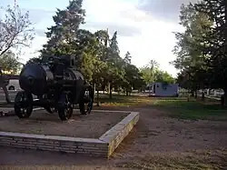 Este antiguo locomóvil se exhibe en una plazoleta situada junto a la terminal de ómnibus. Su potente motor a vapor fue usado para extracción del agua subterránea.