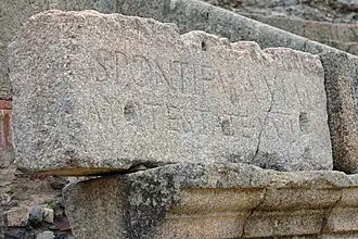 Inscripción honoraria romana: [Imp(erator) Caesar divi f(ilius) August]us pontif(ex) maxim(us) / [co(n)s(ul) XI imp(erator) XIIII tribunic]ia potestate XVI.