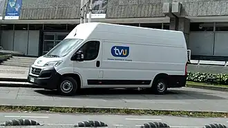 Unidad Móvil de TVU, afuera de la Pinacoteca de la Universidad de Concepción.