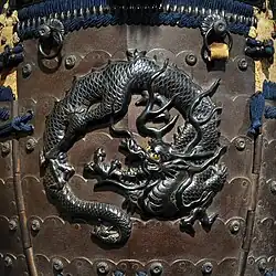 Armadura de samurái con un dragón en relieve. Periodo Edo (siglo XVIII).