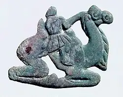 Figura de nómada, con típica nariz larga, sobre un camello bactriano. Sur de Ningxia, s. IV AEC[15]​[14]​