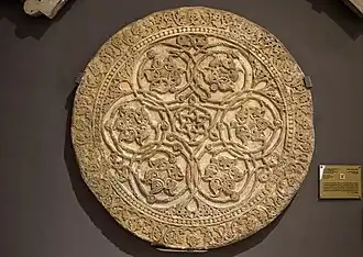 Medallón de mármol, el logo del museo