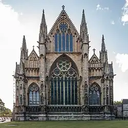 La catedral de Lincoln, Inglaterra, con un extremo reforzado, casi como un acantilado, habitual en las iglesias góticas inglesas.
