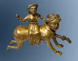 Aguamanilo que representa a Aristóteles y Filis (1.ª mitad del siglo XV), región mosana (?), Museos Reales de Arte e Historia, sección de Artes decorativas europeas, Bruselas