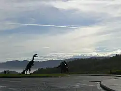 Recreación de un Dilophosaurus en el exterior del MUJA.