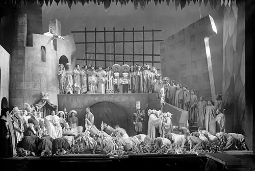 Macduff celebra la victoria sobre Macbeth