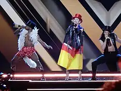 Madonna con la bandera de Alemania