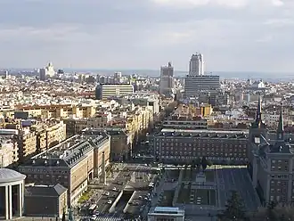 Vistas desde el Faro de Moncloa, desde donde se observan, además del hotel, el Edificio Telefónica, Edificio Carrión, el Edificio España, la Torre de Madrid, y en pequeño el Teatro Real.