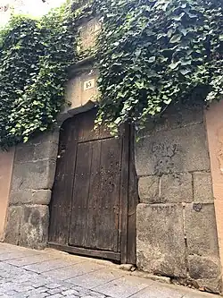 Vista de la puerta principal a la calle Escuderos.