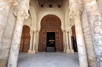 Entrada principal de la sala de oración