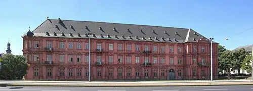 La fachada frente al Rin