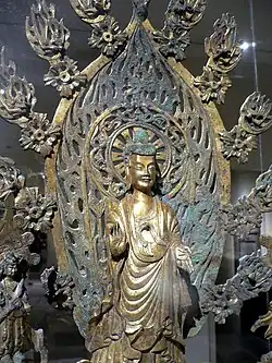 Retablo dedicado a Buda Maitreya, dinastía Wei del Norte (386-534), fechado en el 524. Bronce dorado. Museo Metropolitano de Arte.