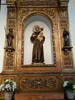 San Antonio, Santiago Apóstol (izq) y Sta Gema (der)