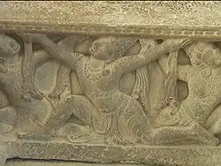 Esta imagen de un bailarín está en la contrahuella de un escalón que conduce al pedestal Mỹ Sơn E1.