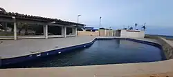 Piscina pública, uno de los muchos espacios recreativos que se pueden encontrar a lo largo del malecón.