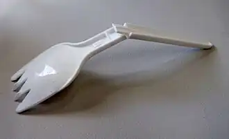 Tenedor de plástico.