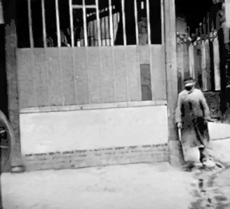 Hombre caminando por una esquina.