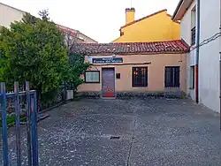 Sede de la Mancomunidad Fuente del Mojón, en el edificio anejo a la izquierda del Ayuntamiento de Torrecaballeros