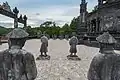 Soldados mandarines en la tumba Khai Dinh Hue.
