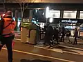 Manifestantes en Gerona, moviendo contenedores para crear barricadas en la calzada.