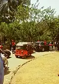 Tuk-Tuk rodeado de manifestantes