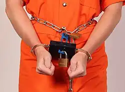 Detalle del bucle donde se cierra un cinturón de cadena de acero y caja de cobertura para esposas.