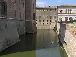 Un escorzo del foso del castillo