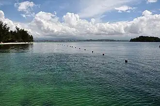 Las islas Manukan (derecha) y Mamutik (izquierda) frente a Kota Kinabalu