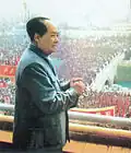 Mao frente a una multitud.