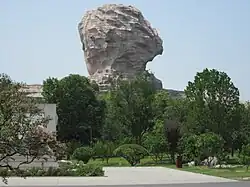 La parte trasera del monumento.