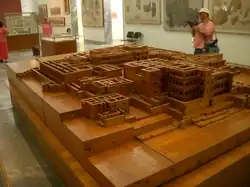 Maqueta de la estructura del palacio de Cnosos. Fue una asombrosa ciudad palatina ubicada en Creta, de características nunca antes vistas (red de tuberías, posición compleja en las gradas del interior, dimensiones muy superiores a otros palacios contemporáneos, etc.), por lo que se cree que de la civilización minoica, los egipcios ―no los griegos―, se inspiraron en el mito de la Atlántida. Las teorías arqueológicas sobre el catastrófico final de la cultura minoica, asociado a la llamada «erupción minoica» del volcán que produjo la caldera actual de la isla Santorini (siglo XVII a. C.), también permiten su asociación con ese mito.